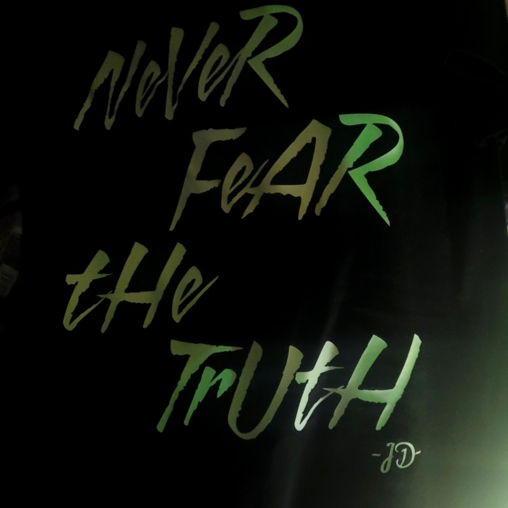 NEVER FEAR THE TRUTH UNISEZ SIZE LARGE GLOW IN THE DARK T SHIRT